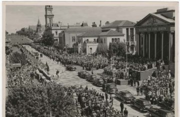 Black and white photo showing crowds gathered  on Gheringhap Street for the Queen's visit to Geelong in 1954