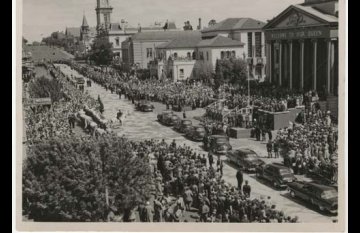 Black and white photo showing crowds gathered  on Gheringhap Street for the Queen's visit to Geelong in 1954